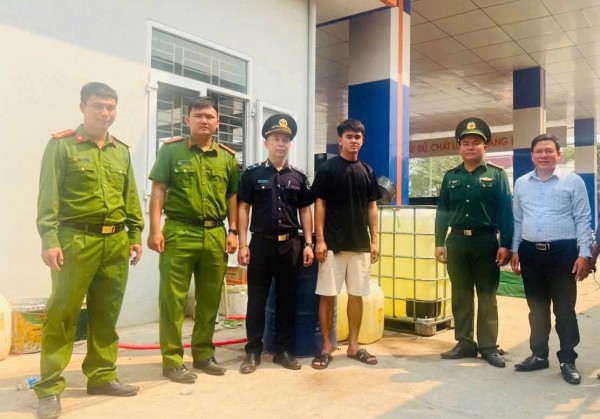 Công an tỉnh Quảng Trị bắt xe tải gia cố gầm chở dầu diesel qua biên giới