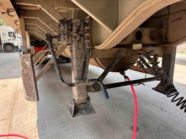 Công an tỉnh Quảng Trị bắt xe tải gia cố gầm chở dầu diesel qua biên giới