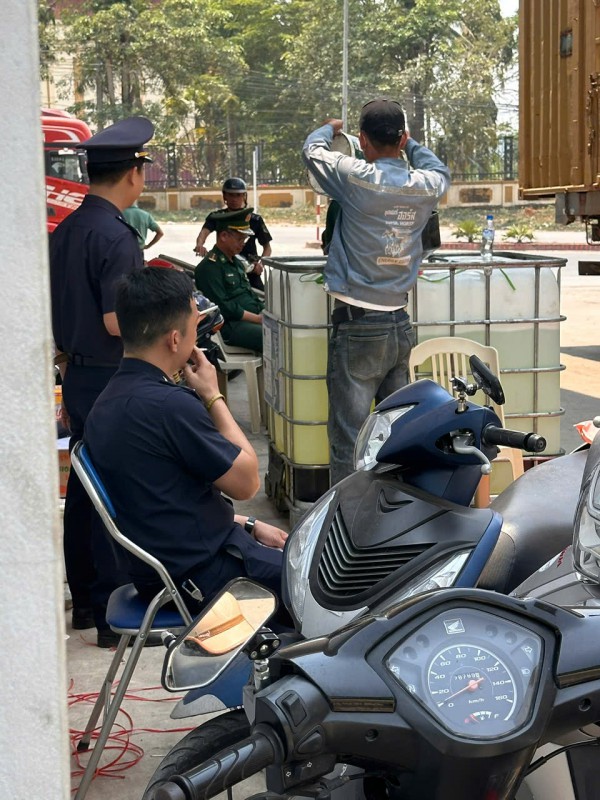 Công an tỉnh Quảng Trị bắt xe tải gia cố gầm chở dầu diesel qua biên giới