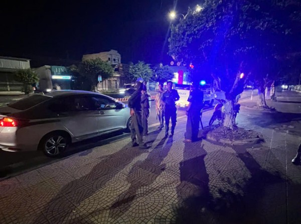 Công an xác minh nhóm người chặn ô tô, đập bể kính chắn gió ở Vĩnh Long Công an xác minh nhóm người chặn ô tô, đập bể kính chắn gió ở Vĩnh Long