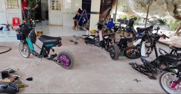 Công an xử lý 'lò' độ xe điện cho học sinh ở TP.HCM Công an xử lý 'lò' độ xe điện cho học sinh ở TP.HCM