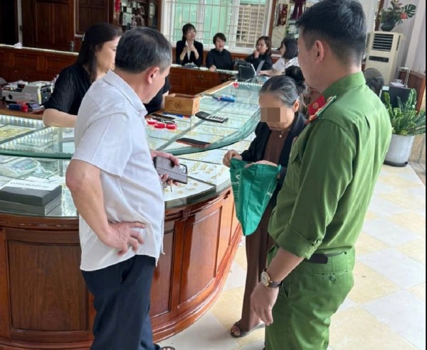 Cụ bà mang 19 chỉ vàng đi bán để chuyển tiền cho kẻ lừa đảo
