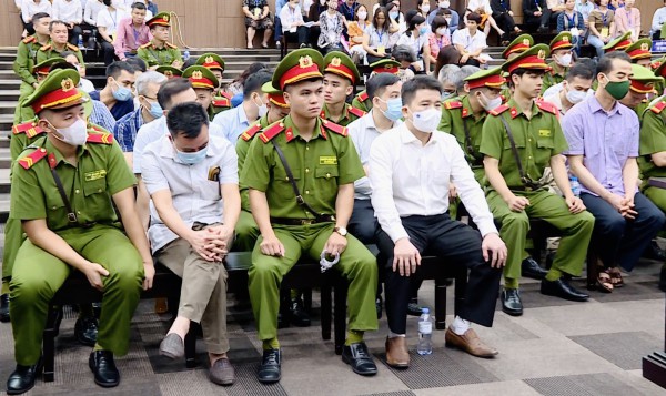 ‘Cựu Thứ trưởng Bộ Ngoại giao bảo không được đưa tiền nữa, nhưng đưa thì vẫn nhận’