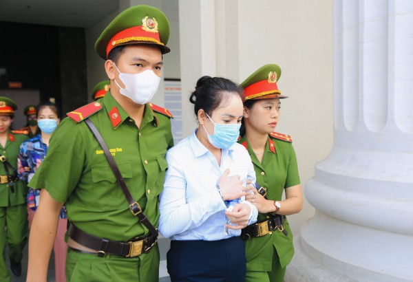 ‘Cựu Thứ trưởng Bộ Ngoại giao bảo không được đưa tiền nữa, nhưng đưa thì vẫn nhận’