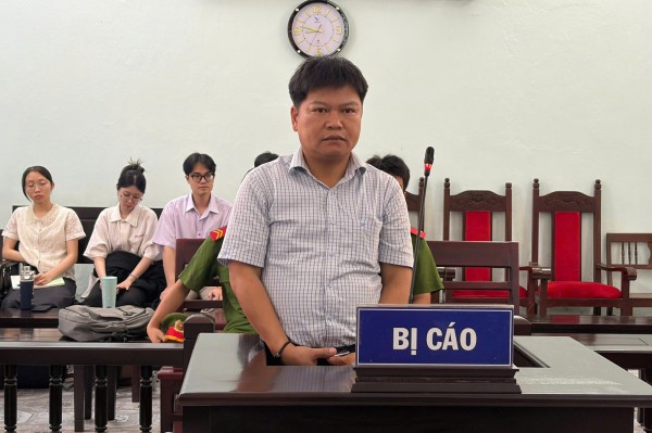 Cựu kế toán trưởng CDC Huế nhận 268 triệu đồng tiền 'cảm ơn' được miễn tội Cựu kế toán trưởng CDC Huế nhận 268 triệu đồng tiền 'cảm ơn' được miễn tội