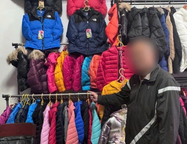 Dán nhãn hàng giả thời trang bán kiếm lời, vợ chồng chủ shop bị khởi tố