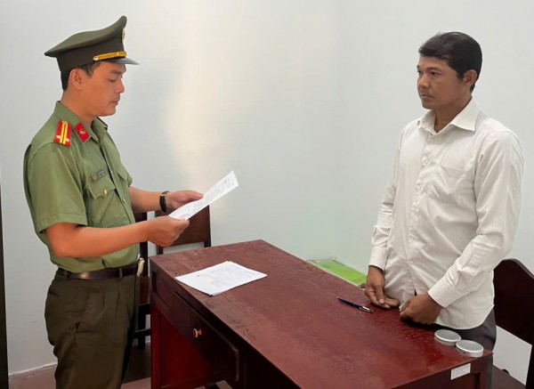 Dùng dao đánh cán bộ, bị khởi tố về tội sử dụng vũ khí quân dụng Dùng dao đánh cán bộ, bị khởi tố về tội sử dụng vũ khí quân dụng