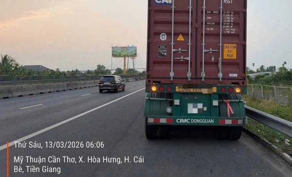 Dừng, đỗ trái quy định trên cao tốc Trung Lương - Mỹ Thuận - Cần Thơ, nhiều xe bị phạt nặng Dừng, đỗ trái quy định trên cao tốc Trung Lương - Mỹ Thuận - Cần Thơ, nhiều xe bị phạt nặng