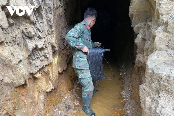 Dùng thuốc nổ đánh sập 40 hầm khai thác vàng trái phép ở Lai Châu