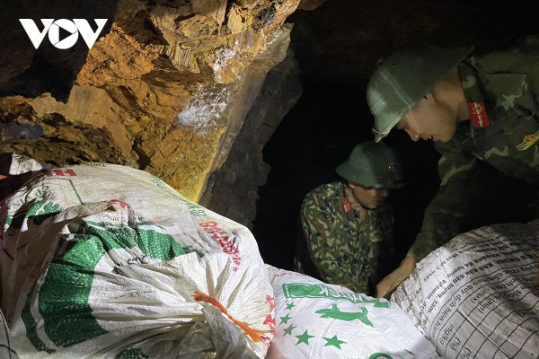 Dùng thuốc nổ đánh sập 40 hầm khai thác vàng trái phép ở Lai Châu