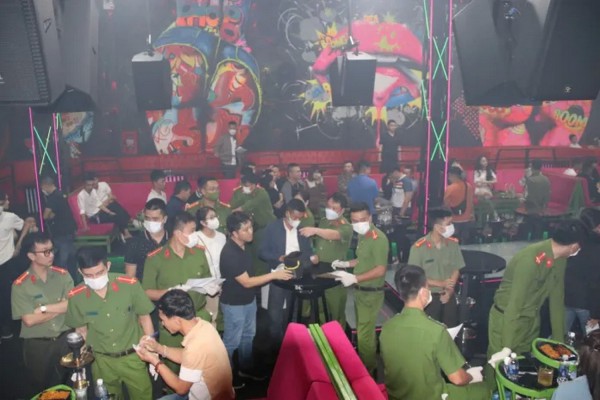Gần 100 cảnh sát đột kích quán bar ở Quảng Bình