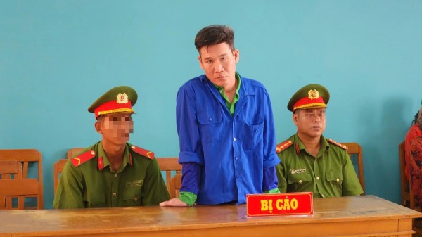 Ghen tuông với 'vợ hờ', dùng dao đâm 4 người gây thương tích