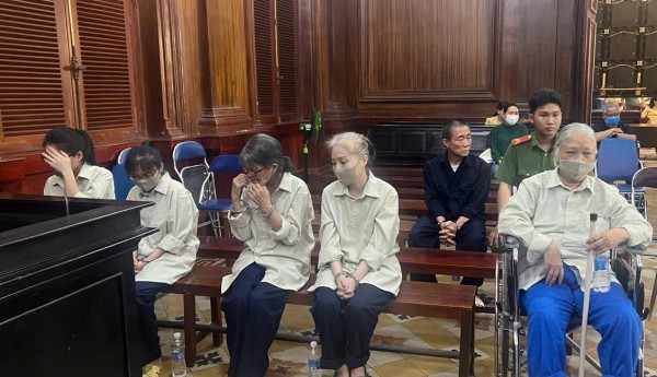 Gia đình bị cáo bổ sung tài sản trừ nợ cho ngân hàng, tòa hoãn xử