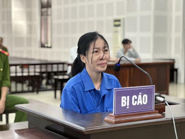 Giảng viên đại học đổ xăng 