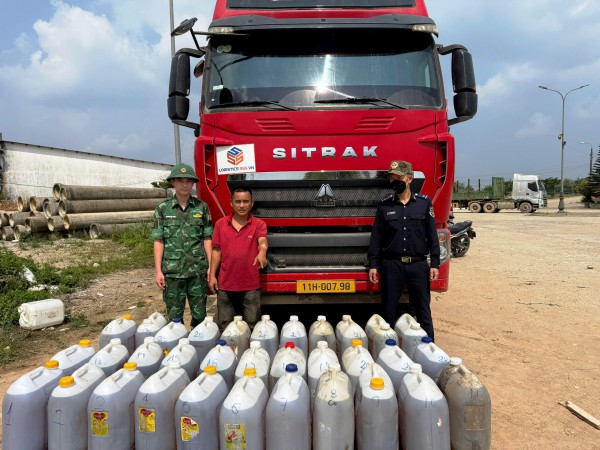 Giấu 880 lít dầu diesel dưới gầm rơ moóc để tuồn qua biên giới Việt - Lào