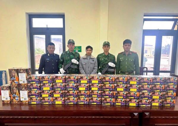 Giấu 89 kg pháo nổ dưới quặng bô xít, tài xế bị bắt tại cửa khẩu