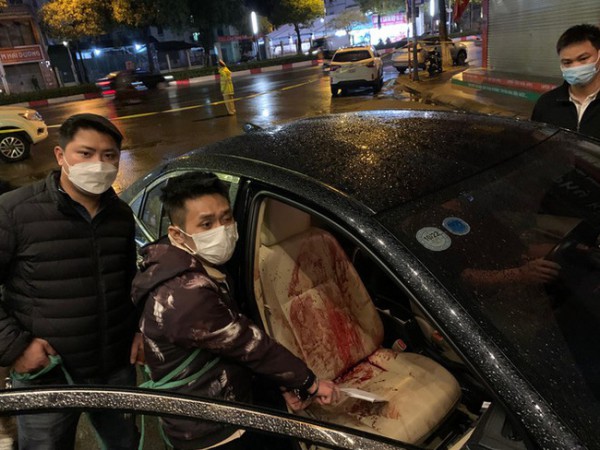 Hà Nội: Lại thêm 1 vụ dùng dao cứa cổ lái xe taxi