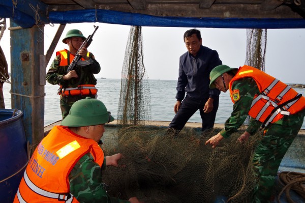 Hà Tĩnh: Bắt giữ 8 tàu giã cào đánh bắt tận diệt hải sản trên biển