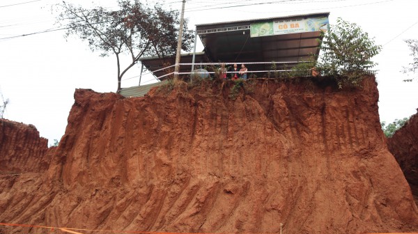 Hạ cốt nền đường, nhà dân chênh vênh bên mép vực sâu: Sai quy trình ở đâu?
