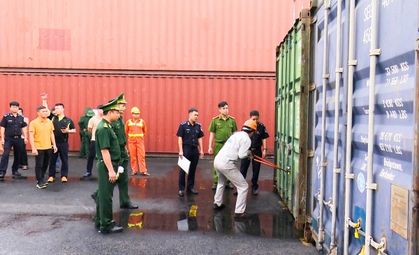 Hải Phòng: Phát hiện 168 tấn đồng trong container ván gỗ ép xuất khẩu