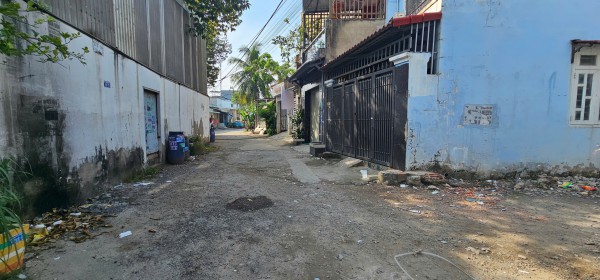 Hai cô gái lạ mặt lột bông tai vàng của bé gái ngay trước nhà Hai cô gái lạ mặt lột bông tai vàng của bé gái ngay trước nhà