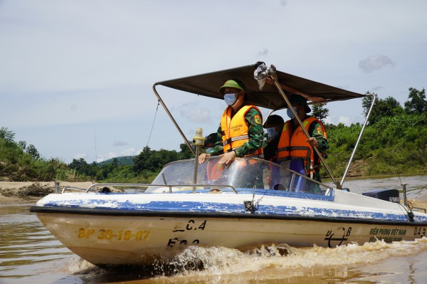 Hàng lậu qua sông Sê Pôn giữa mùa dịch: 