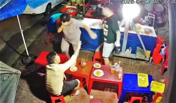 Hành hung cụ bà bán bánh bèo ở Quy Nhơn gây phẫn nộ Hành hung cụ bà bán bánh bèo ở Quy Nhơn gây phẫn nộ