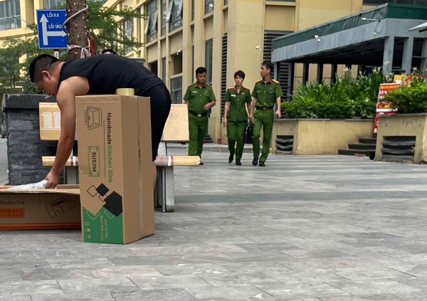 Hình ảnh công an xuất hiện tại chung cư vụ hành hung do phí gửi xe 160.000 đồng Hình ảnh công an xuất hiện tại chung cư vụ hành hung do phí gửi xe 160.000 đồng