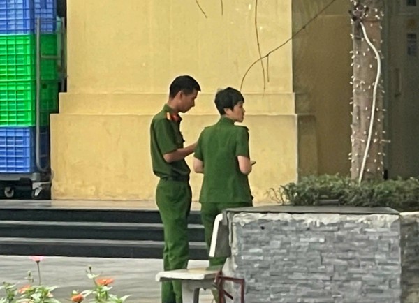 Hình ảnh công an xuất hiện tại chung cư vụ hành hung do phí gửi xe 160.000 đồng Hình ảnh công an xuất hiện tại chung cư vụ hành hung do phí gửi xe 160.000 đồng