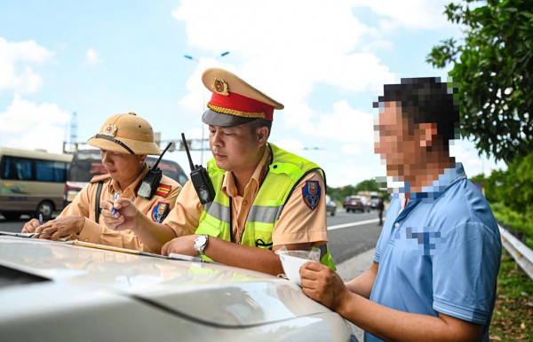 Hình ảnh cung cấp từ người dân: 'Cánh tay nối dài' cho CSGT