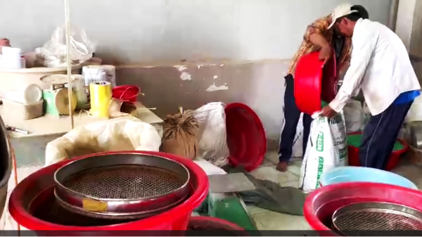 Hình ảnh rợn người trong các xưởng làm thuốc giả