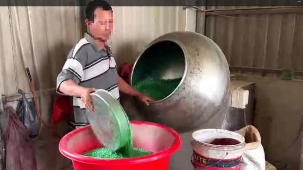 Hình ảnh rợn người trong các xưởng làm thuốc giả