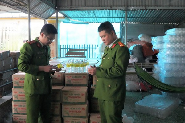 Hóa chất và nước lã cho 'ra lò' 60.000 lít 'giấm gạo lên men tự nhiên'