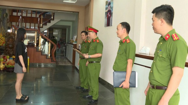 Khám xét đồng thời 5 địa điểm liên quan đến trùm giang hồ Vi 'ngộ' Khám xét đồng thời 5 địa điểm liên quan đến trùm giang hồ Vi 'ngộ'