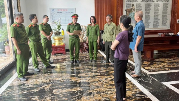 Khám xét khẩn cấp nơi ở của Ý 'yểng' Khám xét khẩn cấp nơi ở của Ý 'yểng'