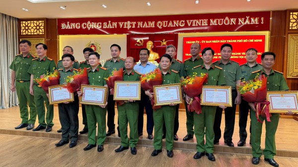 Khen thưởng 'nóng' 6 tập thể phá án thành công vụ nổ súng ở Bến Thành Khen thưởng 'nóng' 6 tập thể phá án thành công vụ nổ súng ở Bến Thành