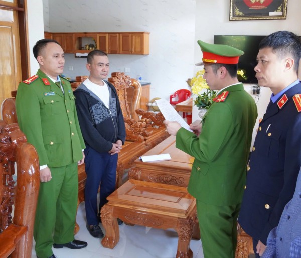 Khởi tố 3 bị can xông vào bãi tập kết cát cản trở hoạt động kinh doanh