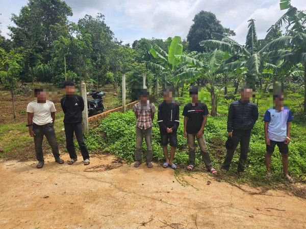 Khởi tố 5 đối tượng cướp điện thoại, đem cầm cố lấy tiền mua bia ăn nhậu Khởi tố 5 đối tượng cướp điện thoại, đem cầm cố lấy tiền mua bia ăn nhậu