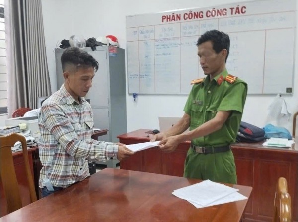 Khởi tố bị can mang dao vào trường học dọa chém phụ huynh