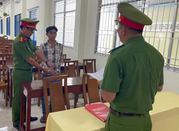 Khởi tố người đàn ông dụ dỗ bé gái 14 tuổi về nhà giao cấu