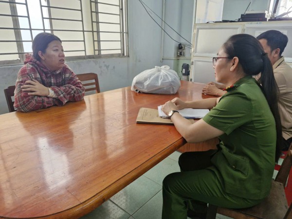 Khởi tố nữ bị can cướp giật dây chuyền vàng