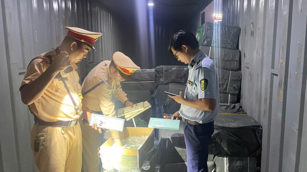 Kiểm tra xe container, phát hiện lô thuốc lá lậu 'khủng' tại Gia Lai Kiểm tra xe container, phát hiện lô thuốc lá lậu 'khủng' tại Gia Lai