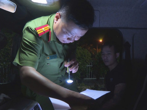 Kiểm tra xe container, phát hiện lô thuốc lá lậu 'khủng' tại Gia Lai Kiểm tra xe container, phát hiện lô thuốc lá lậu 'khủng' tại Gia Lai