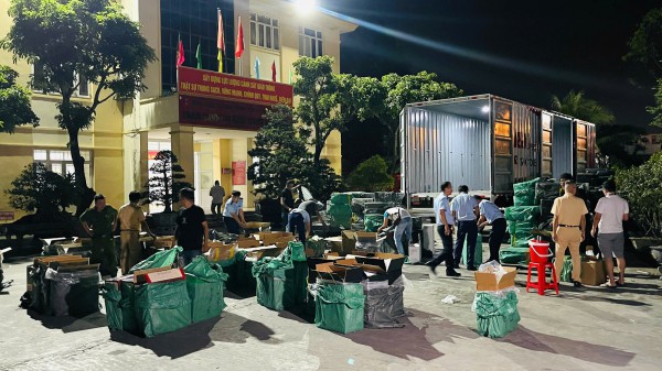 Kiểm tra xe container, phát hiện lô thuốc lá lậu 'khủng' tại Gia Lai Kiểm tra xe container, phát hiện lô thuốc lá lậu 'khủng' tại Gia Lai