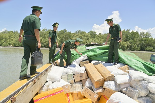 Kiên Giang: Bắt tàu chở hàng hóa không rõ nguồn gốc số lượng lớn