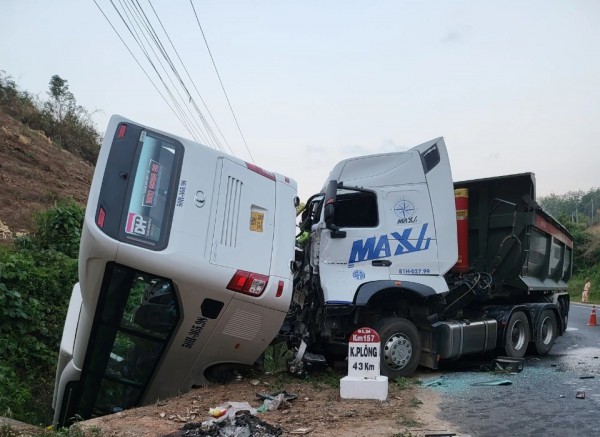 Kon Tum: Tạm giữ tài xế xe khách trong vụ tai nạn trên QL24