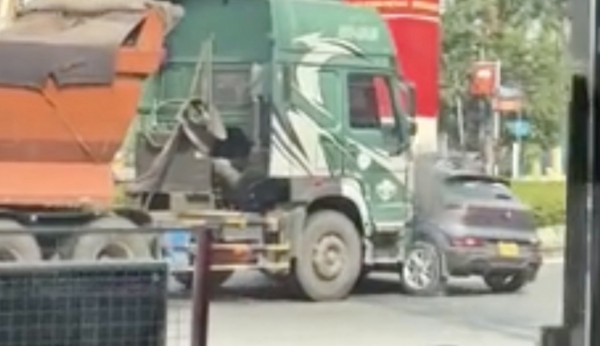 Làm rõ vụ xe đầu kéo 'đẩy' ô tô con ở vòng xoay trên đại lộ Bình Dương