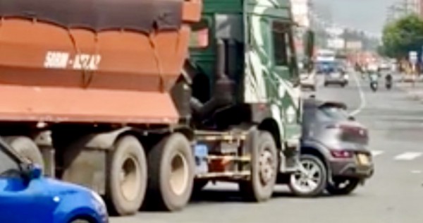 Làm rõ vụ xe đầu kéo 'đẩy' ô tô con ở vòng xoay trên đại lộ Bình Dương