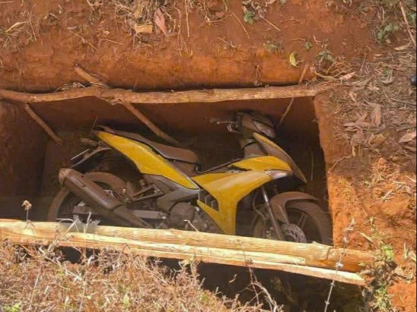 Lần theo dấu xe mô tô nghi của nhóm cướp ngân hàng ở Gia Lai Lần theo dấu xe mô tô nghi của nhóm cướp ngân hàng ở Gia Lai