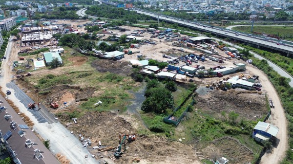 Loạt bãi xe tự phát dọc đường Võ Chí Công: Kiểm tra xong… vẫn hoạt động